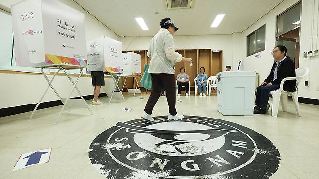 제21대 대통령선거 투표일인 3일 성남동 제1투표소에서 유권자들이 투표하고 있다. 2025.6.3