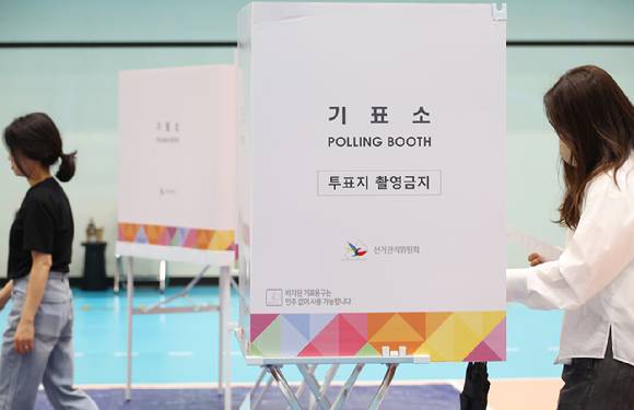 제21대 대통령 선거 본투표일인 3일 대구 수성구 대구여고 체육관에 마련된 범어1동 제2투표소에서 투표가 이뤄지고 있다. [사진=연합뉴스]