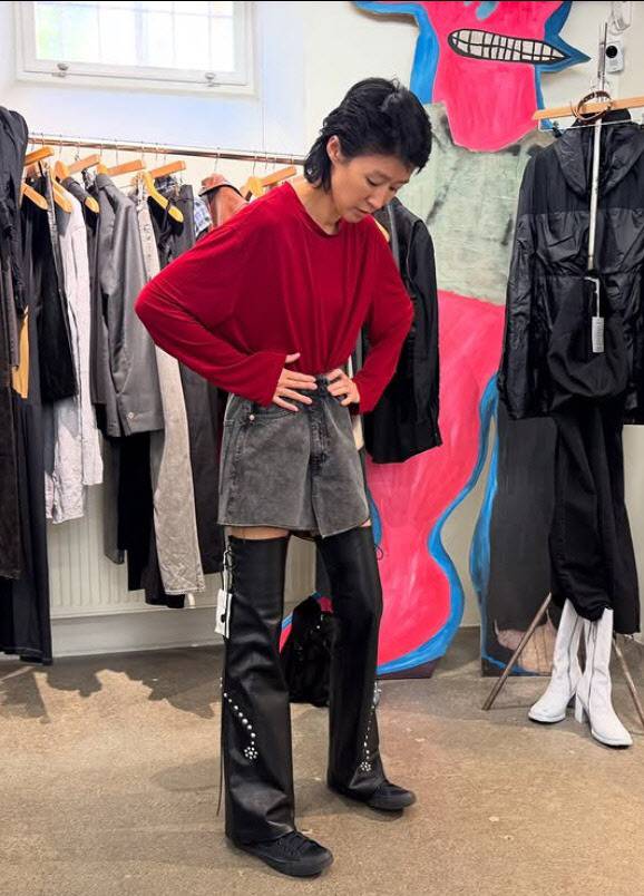 홍진경이 의류매장에서 옷을 착용하고 있다. [사진=홍진경 인스타그램]