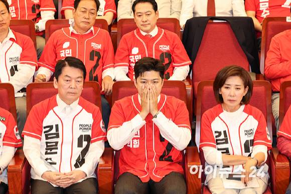 3일 서울 여의도 국회 도서관에 마련된 국민의힘 개표 상황실에서 안철수 공동선대위원장(왼쪽부터)과 김용태 비상대책위원장, 나경원 공동선대위원장이 제21대 대통령 선거 방송3사 출구조사 결과를 보며 굳은 표정을 짓고 있다. [사진=정소희 기자]