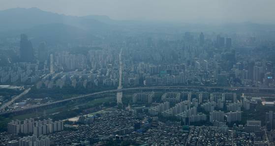 서울 강남3구와 용산구가 지난 3월 토지거래허가구역으로 지정된 뒤 주춤하던 아파트값 상승세가 다시 확산하고 있다. 사진은 서울 송파구 롯데월드타워 전망대 서울스카이에서 바라본 서울 송파구, 강남구 아파트 밀집지역. 뉴시스