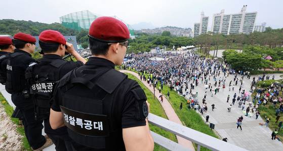 제21대 대통령 선거를 하루 앞둔 2일 서울 강북구 북서울꿈의숲 서문광장에서 열린 이재명 더불어민주당 대선 후보의 유세 현장에서 경찰특공대가 경계 근무를 하고 있다. 김성룡 기자