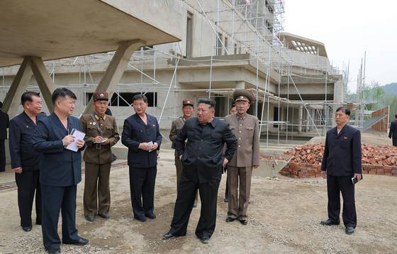 노동신문은 김정은 국무위원장이 전날인 2일 강동군 병원과 종합봉사소 건설현장을 현지지도했다고 3일 보도했다. 뉴스1