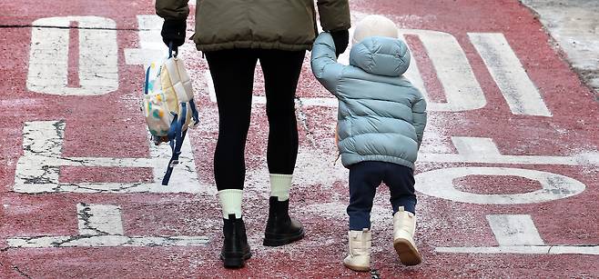 서울시내 한 어린이집에서 한 어린이가 등원하고 있다.(※기사 내용과 직접적인 관련 없음). 뉴스1