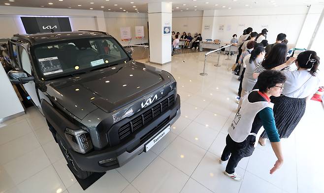 3일 서울 광진구 기아자동차 대리점에 마련된 투표소에서 유권자들이 투표를 위해 대기하고 있다. 뉴스1