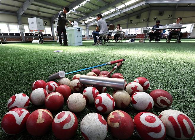 3일 세종시 연서면 신대게이트볼장에 마련된 투표소에서 유권자가 투표하고 있다. 연합뉴스