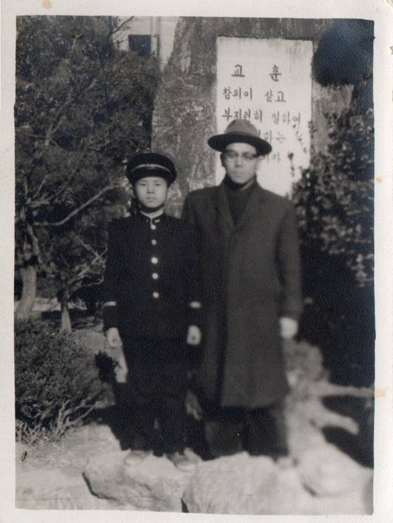 경북중학교 입학식에서 아버지와 함께 기념 촬영한 김문수 후보. 사진 김문수 캠프