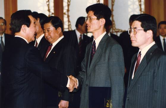 1994년 민주자유당에 입당한 뒤 김영삼 대통령으로부터 부천 소사 지구당 위원장 임명장을 받고 있는 김 후보. 중앙포토