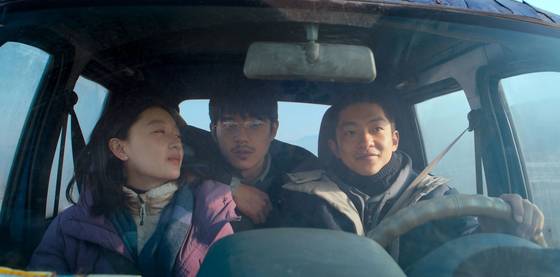 영화 '브레이킹 아이스'의 세 주인공은 각자 가슴에 큰 구멍을 안고 살아간다. 우연한 계기로 만나 친해진 이들은 백두산 등반을 위해 길을 떠난다.  사진 영화사 찬란