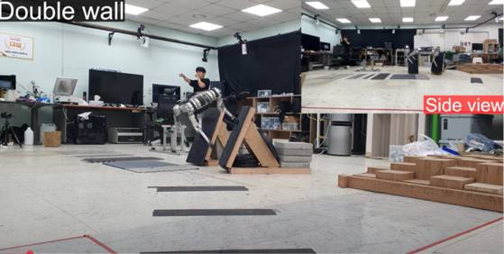 KAIST 황보제민 교수 연구팀이 개발한 사족보행 로봇 '라이보'가 실험실에서 징검다리와 벽 등 장애물을 넘으며 이동하고 있다. 유튜브 캡처