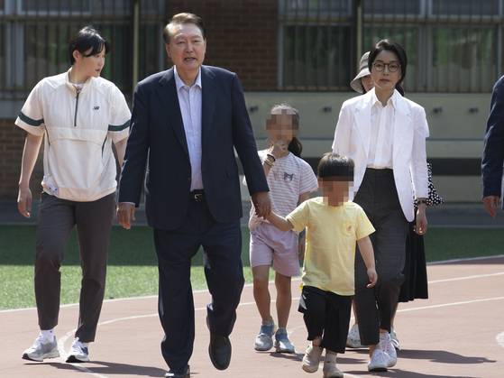 윤석열 전 대통령과 김건희 여사가 제21대 대통령 선거일인 3일 오전 서울 서초구 원명초등학교에 마련된 서초4동 제3투표소에서 투표를 하기 위해 동네 주민 아이들과 함께 이동하고 있다. 장진영 기자