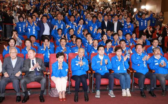 윤여준, 박찬대 더불어민주당 상임총괄선대위원장을 비롯한 선대위 관계자들이 3일 국회의원회관 개표상황실에서 제21대 대통령선거 지상파 출구조사 결과에서 이재명 후보가 51.7%로 앞서는 것으로 발표되자 환호하고 있다. 김성룡 기자