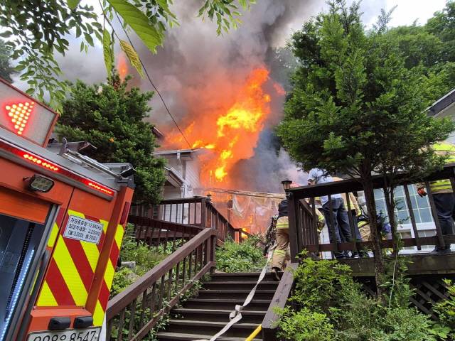 ▲ 2일 오후 2시 21분쯤 홍천 화촌면 풍천리 한 교회에서 불이나 1시간 40여분 만에 진화됐다.  홍천소방서 제공