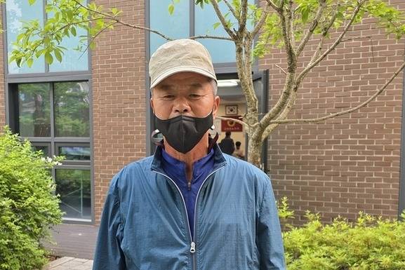 ▲ 3일 퇴계동 제12 투표소에서 제일 처음 투표한 최봉화씨