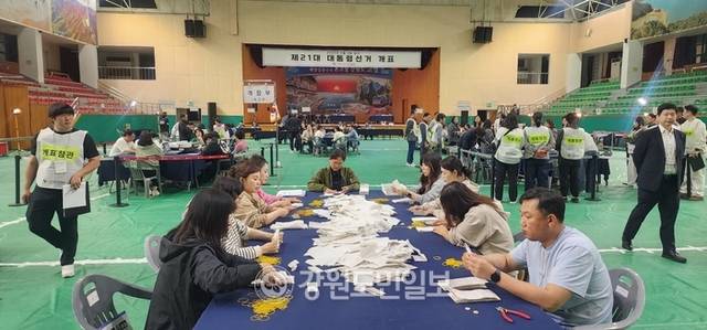 ▲ 3일 오후 8시 21분부터 고성종합체육관에서는 6·3대선 투표에 따른 개표가 시작됐다.김주현