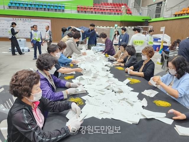 ▲ 제21대 대통령 선거 본투표일인 3일 오후 삼척지역 개표장이 마련된 삼척체육관에서 투표함 개함과 함께 본격적인 개표 작업이 진행되고 있다.구정민