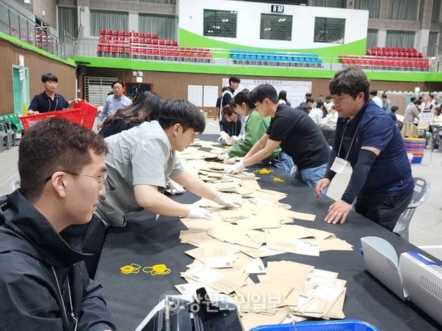 ▲ 제21대 대통령 선거 본투표일인 3일 오후 삼척지역 개표장이 마련된 삼척체육관에서 투표함 개함과 함께 본격적인 개표 작업이 진행되고 있다. 구정민