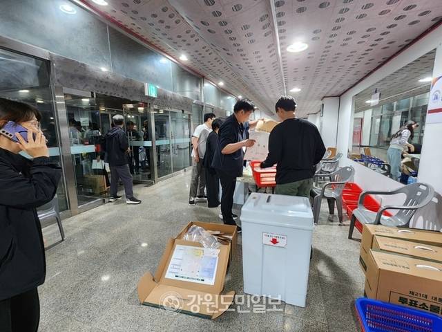 ▲ 제21대 대통령 선거 본투표일인 3일 오후 삼척지역 개표장이 마련된 삼척체육관으로 투표함들이 속속 도착하고 있다. 구정민