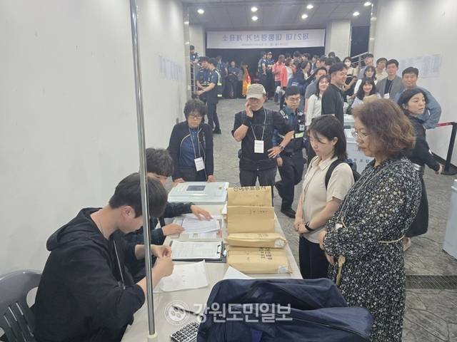 ▲ 3일 오후 8시 20분쯤 원주종합체육관에는 지역별 투표소에서 투표함에 도착하고 있다.이기영