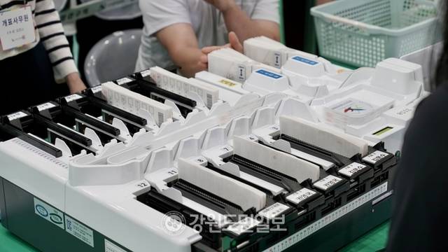 ▲ 제21대 대통령 선거 본 투표일인 3일 오후 8시 30분쯤부터 양구문화체육관에 마련된 개표소에서 양구지역 유권자들이 기표한 투표지에 대한 개표가 진행되고 있다. 박재혁 기자