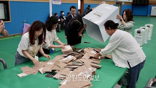 ▲ 제21대 대통령 선거 본 투표일인 3일 오후 8시 30분쯤부터 양구문화체육관에 마련된 개표소에서 양구지역 유권자들이 기표한 투표지에 대한 개표가 진행되고 있다. 박재혁 기자