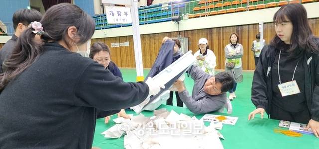 ▲ 제21대 대통령선거 개표가 3일 오후 인제체육관에서 진행되고 있다.  관내 사전투표함 개함이 이뤄지고 있다. 이동명 기자