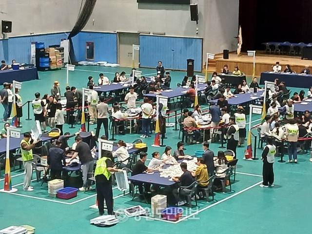 ▲ 3일 제21대 대통령선거 횡성지역 개표소인 횡성국민체육센터에 지역 내 투표함이 속속 도착하고 있다. 박현철 기자