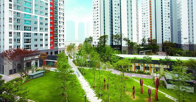 국내 공동주택 부문 최초로 건축물 에너지 효율 등급 1++, 제로에너지 건축 5등급을 획득한 에너지 저감형 아파트, 힐스테이트 레이크 송도 1차. 사진=현대건설