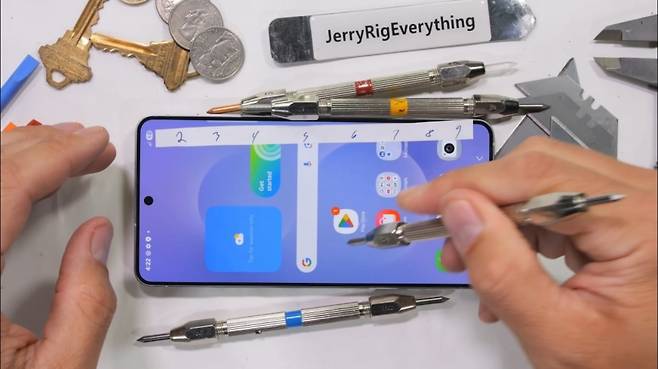 구독자 931만명을 보유한 정보기술(IT) 인플루언서 '제리릭에브리띵'이 갤럭시S25 엣지 내구성을 시험하고 있다. 사진=유튜브 채널 '제리릭에브리띵(JerryRigEverything)' 영상 갈무리