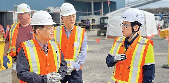 장인화 포스코그룹 회장(왼쪽)이 지난 4월 포스코퓨처엠과 GM의 합작 양극재 생산법인 캐나다 얼티엄캠을 방문했다. 포스코홀딩스 제공