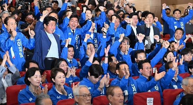 더불어민주당 의원 및 관계자들이 3일 서울 여의도 국회의원회관 개표상황실에서 제21대 대통령선거 지상파 출구조사 결과 이재명 후보가 51.7%로 앞서는 것으로 발표되자 환호하고 있다./ 사진=뉴스1