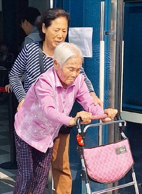 충북 옥천 최고령 주민인 121세 이용금 씨가 투표소에서 투표를 마친 뒤 나오고 있다. 연합뉴스