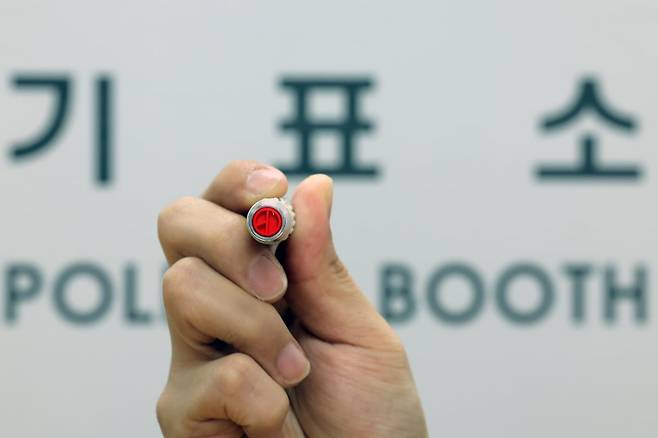 제21대 대통령 선거 본투표를 하루 앞둔 2일 오후 서울 용산구 청파로 청파도서관·청파동자치회관 별관 대강당에 마련된 청파동 제1투표소에서 관계자 등이 기표용구를 점검하고 있다./뉴스1