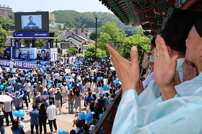 이재명 후보에게 박수 보내는 안동 유림./연합뉴스