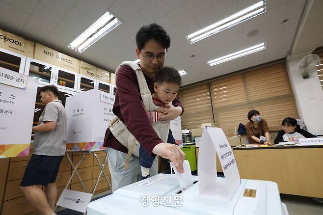 21대 대통령 선거일인 3일 서울 영등포구 여의도의 한 학교에 마련된 여의동제4투표소를 찾은 유권자들이 투표하기 위해 줄을 서고 있다. 권도현 기자