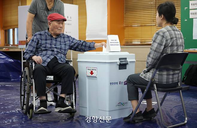 제21대 대통령 선거일인 3일 서울 영등포구 윤중중학교에 마련된 투표소를 찾은 시민들이 투표를 하고 있다. 권도현 기자