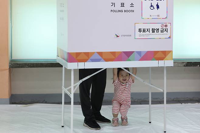 제21대 대통령 선거일인 3일 서울 용산구 삼광초등학교 후암동제3투표소를 찾은 어린이가 부모님이 투표하는 것을 기다리고 있다. 정효진 기자