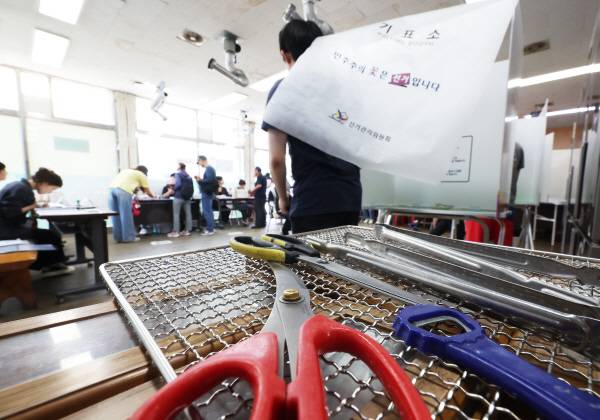 제21대 대통령선거 투표일인 3일 경기도 광명시 한 음식점에 마련된 소하2동 제4투표소에서 유권자들이 투표하고 있다. 연합뉴스