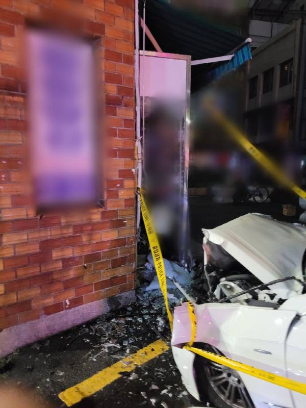 부산 동구의 한 상가건물 외벽을 A 씨(여·60대)가 운전한 벤츠가 들이받은 모습. 부산 동부경찰서 제공