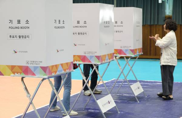 제21대 대통령 선거일인 3일 대구 수성구 대구여고 체육관에 마련된 범어1동 제2투표소에서 투표가 이뤄지고 있다.  연합뉴스