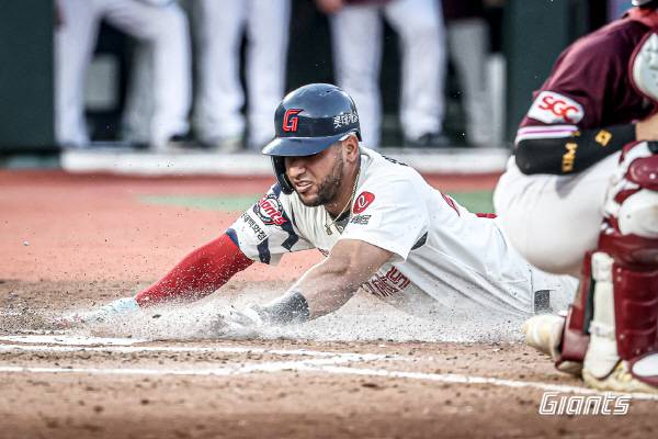 3일 부산 사직구장에서 열린 키움과 3연전 첫 번째 경기에서 롯데 타자 빅터 레이예스가 홈으로 쇄도하고 있다. 롯데 자이언츠 제공