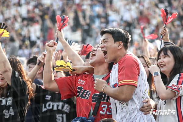 3일 부산 사직구장은 만원 관중이 몰리며 17경기 연속 매진을 기록했다. 올 시즌 사직구장에서 열린 30 경기 중 21경기째 매진이다. 롯데 자이언츠 제공