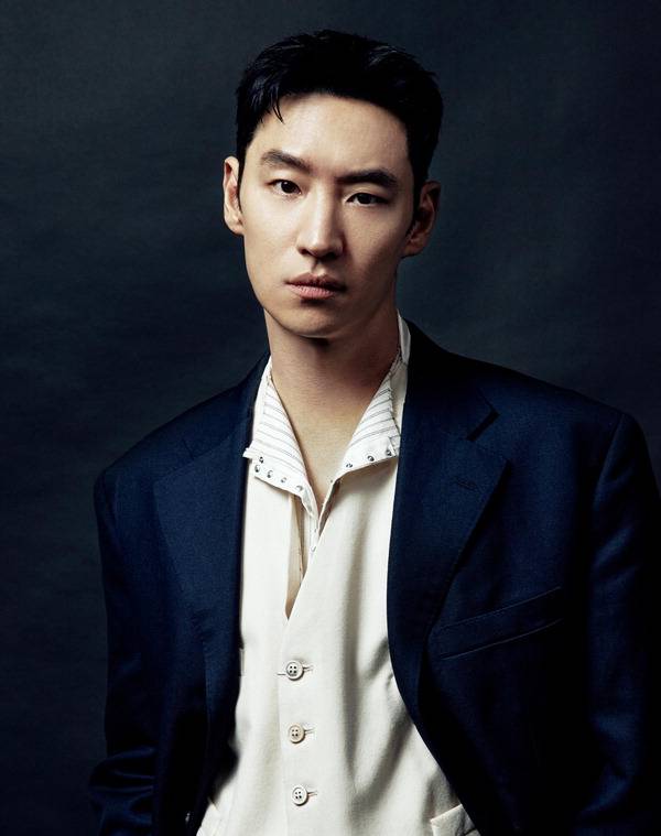 영화 ‘소주전쟁’의 주연을 맡은 배우 이제훈이 포즈를 취하고 있다. 1997년 IMF로 자금난에 처한 주류 회사 진로가 골드만삭스로 매각된 실제 사건을 모티브로 한 영화에서 이제훈은 글로벌 투자 회사의 냉철한 직원 역할을 맡았다.  쇼박스 제공