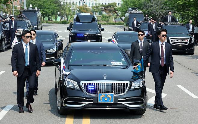 Presidential bodyguards rehearse a parade on May 27, a week before the presidential election took place Tuesday, at a training facility in Gangseo-gu of western Seoul . (Pool photo via Yonhap)
