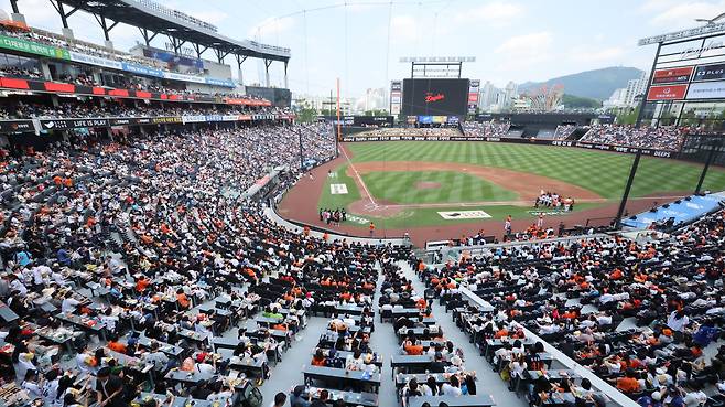 Fans watch a KBO game between the Hanwha Eagles and Lotte Giants at Daejeon Hanwha Life Ballpark in Daejeon on May 25. [YONHAP]