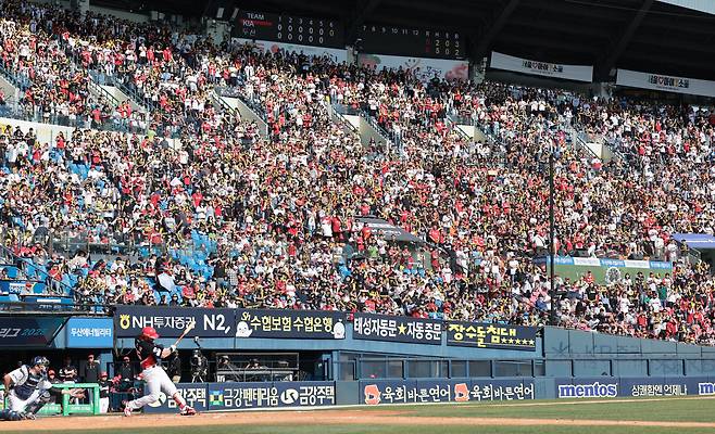 Fans watch a KBO game between the Kia Tigers and Doosan Bears at Jamsil Baseball Stadium in southern Seoul on April 20. [YONHAP]