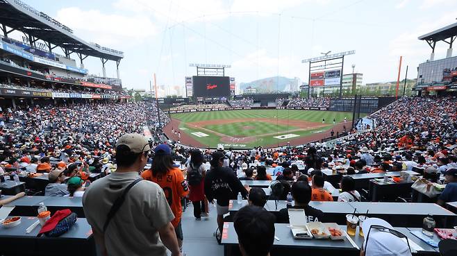 Fans watch a KBO game between the Hanwha Eagles and Lotte Giants at Daejeon Hanwha Life Ballpark in Daejeon on May 25. [YONHAP]
