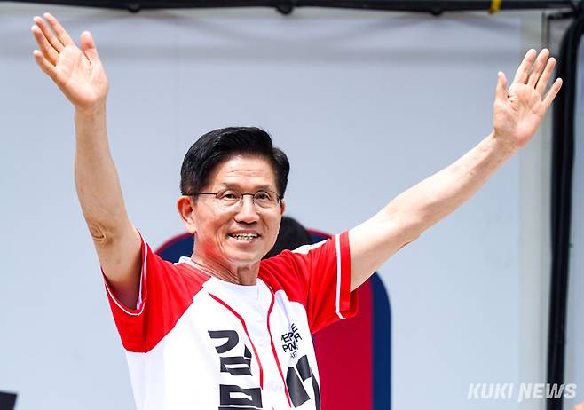 김문수 국민의힘 대선 후보가 지난달 경기 시흥시 삼미시장 집중유세 현장에서 지역 당협위원장 등과 함께 시민들에게 인사하고 있다. 유희태 기자