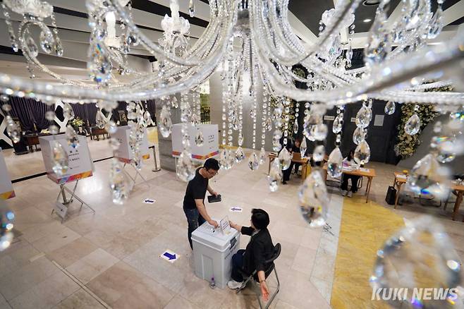 제21대 대통령 선거 본투표일인 3일 서울 구로구 한 웨딩홀에 설치된 구로5동 제1투표소에서 시민들이 투표하고 있다. 유희태 기자