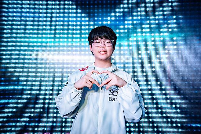 외국인 선수 최초로 POM과 골드킹에 동시 선정된 ‘레이지필’ 쩐바오민. LCK 제공